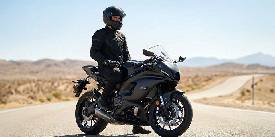 人はバイク用品を着てバイクに座っている。